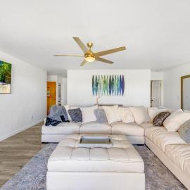 Newly Renovated Condo with SUP Paddle Boards and Golf Clubs Included, hotel u gradu 'Kailua-Kona'