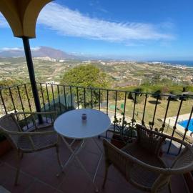 3 bedroom home with amazing views & outdoor spaces, hotel v destinácii Manilva