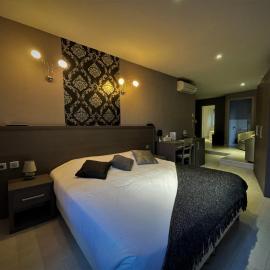 Hotel-Restaurant des Voyageurs、Le Cheylardのホテル