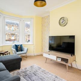 Fantastic, Spacious 3 Bedroom House With Garden, hotel en Bath