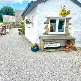 Romantic log-burner Cornish Cottage private garden dogs welcome, hotel din Truro