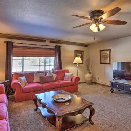 Centrally-Located Deadwood Apt w/ Mountain Views!, hotel v destinácii Deadwood
