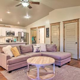Townhome w/ Private Hot Tub, 8 Mi to Downtown, hotel i Bozeman