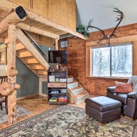 'Snowshoe Cabin' w/ Gas Grill: Fish & Hike!, hotel in Big Lake