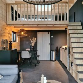 Nieuw! Sfeervol Tiny House in de natuur en aan het water, хотел в Hulshorst
