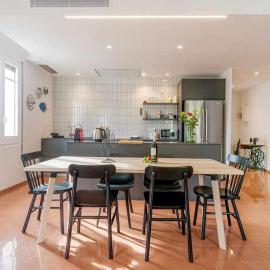 New top floor apt with a lot of light & air-con