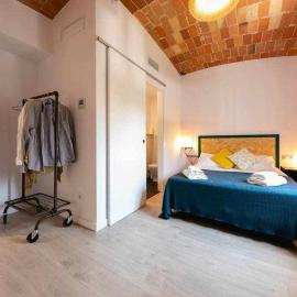 Newly renovated room w Pool & BikeParking، فندق في جيرونا