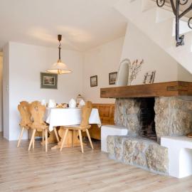 Apartment Chesa Chanella 5 by Interhome, hotel a La Punt-Chamues-ch