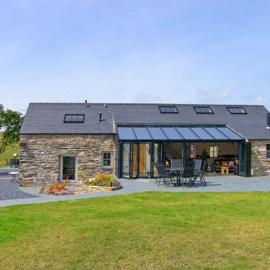 Garth Morthin The Barn، فندق في Morfa Bychan