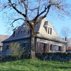 Maison de charme dans le Parc des Volcans d'Auvergne avec terrasse, hotel en Lascelle