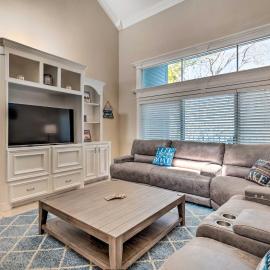 Idyllic Montgomery Condo w/ Pool & Lake View!, hotel din Montgomery