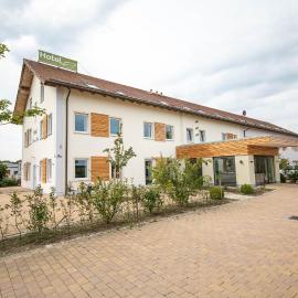 Hotel Donau-Ries & Restaurante Delphi, מלון בMertingen