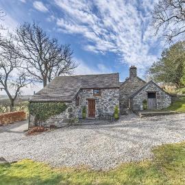 Beautiful 16th Century Ty Cerrig Cottage, set in stunning grounds with great views, Hotel in Corwen