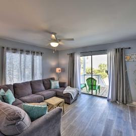 Relaxing Harbor Island Condo: Walk to the Beach!, hotel a Oceanmarsh Subdivision