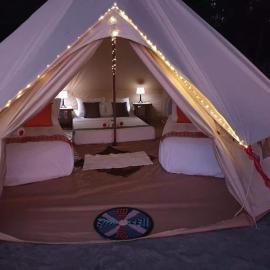 Puerto Silanguin Beach Camping Resort, hotel i Zambales