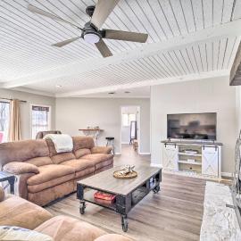 Dock + Lake Access! Updated Cottage in Afton, hotel u gradu Afton