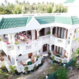The Beach House Carabao Island, hotel di San Jose