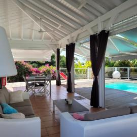 VILLA STE MARTHE avec piscine, grande terrasse, jardin intime et citerne d'eau