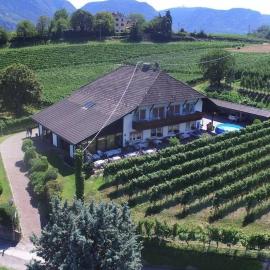Landhaus Weingut, Hotel in Girlan