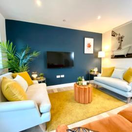 Amazing NEW Large 2 bedroom House - 5 Minutes to the nearest Beach! - Great Location - Garden - Parking - Fast WiFi - Smart TV - Newly decorated - sleeps up to 5! Close to Poole & Bournemouth & Sandbanks
