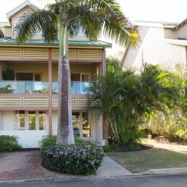 Barefoot Luxury - Pool & Walk To Holetown Beach, hotel din Saint James