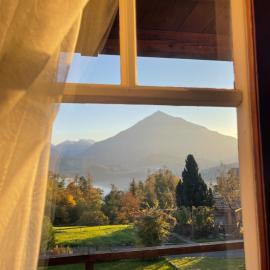 Swiss Chalet with Unique Lake & Mountain View, hotel u gradu Zigrisvil