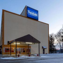 Travelodge by Wyndham Cleveland Airport, khách sạn ở Brook Park