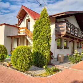 Casa cu flori, hotel u gradu Bîrsău