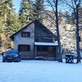 Holiday Home Asja Lukovo Bribir، فندق في لوكوفو