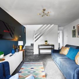 Charming 2 bed home, quiet village + free parking, Hotel in Halifax
