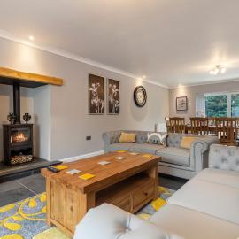 Maynor - Large Luxury House, Log Burner, Central Location, Hotel in Begelly