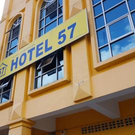 Fifty Seven Inn، فندق في باتو باهات