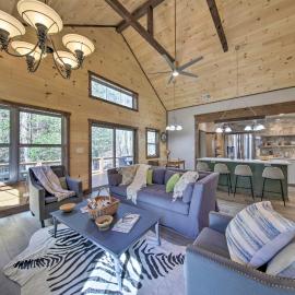 Airy Ellijay Home w/ Spacious Creekside Deck!, Hotel in Ellijay
