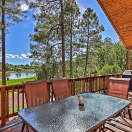 Serene Lakeside Cabin w/ Decks + Edler Lake Views!, hotell i Pinetop-Lakeside