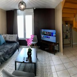 Agréable maison proche Gare avec parking gratuit, hotel a Le Mans