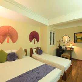 Holiday Lakeview Hotel