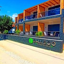 Bamboo Luxury Studios, hotel i Nikiti