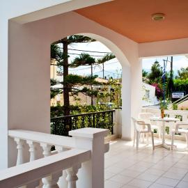 Captain Michalis Apartments - 750m from Kalamaki Beach, hotell i Galatás