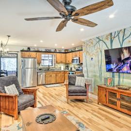 Unwind Fireside: Serene Murphy Escape w/ Hot Tub!, hotel Murphyban