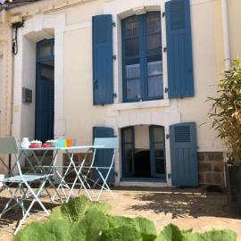 Maison de pêcheur située dans une impasse privée à 300 m de la mer, hotel in Les Sables-d'Olonne