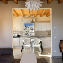 Casa con ampio terrazzo, vista lago e giardino, hotel v destinaci Toscolano Maderno