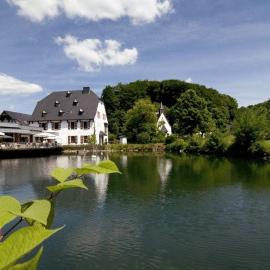 Malteser Komturei Hotel / Restaurant، فندق في بيرغيش غلادباخ