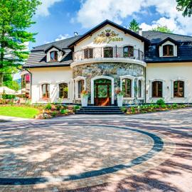 ROYAL PALACE Centrum Bankietowe: Sanok şehrinde bir otel