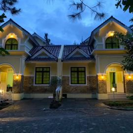 Villa Kota Bunga 2 kamar harga budget, хотел в Чианджур