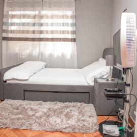 Full AirCon- 3Bed Villa- A c- WiFi- HotWater, hotel v destinácii Freetown