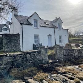 Tidal Cottage On The Shore Isle of Skye، فندق في Breakish