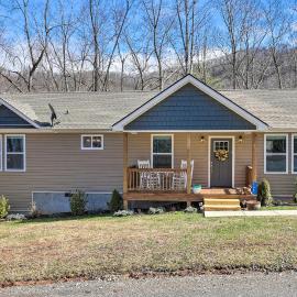Smoky Mountains Leicester Home w/ Deck!, Hotel in Leicester