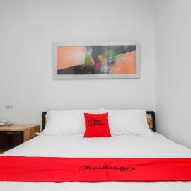 RedDoorz Plus near Patung Kuda Undip โรงแรมในJatingaleh