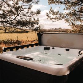 Keer Side Lodge, Luxury lodge with private hot tub at Pine Lake Resort, hotel u gradu Carnforth