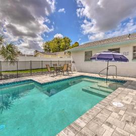 Apollo Beach Gem w/ Pool: 'The Flamingo House', ξενοδοχείο σε Apollo Beach